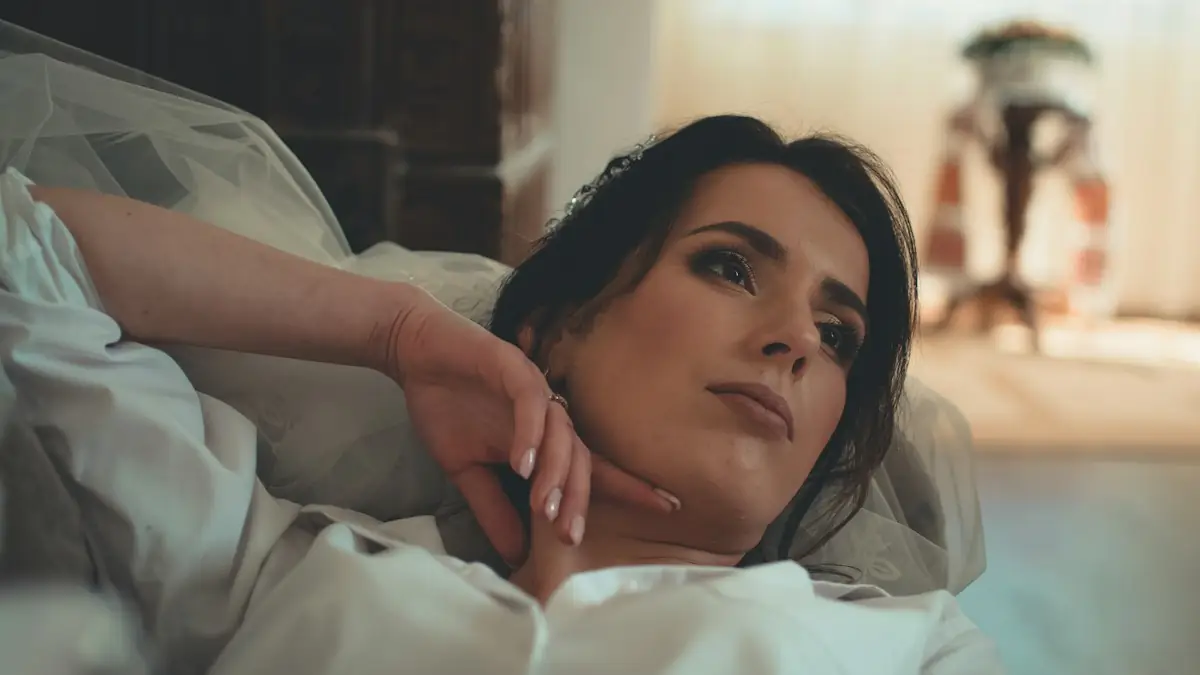 Mulher acordando com a mão no rosto por dor na mandíbula