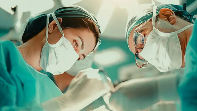 Equipe cirúrgica durante cirurgia ortognática