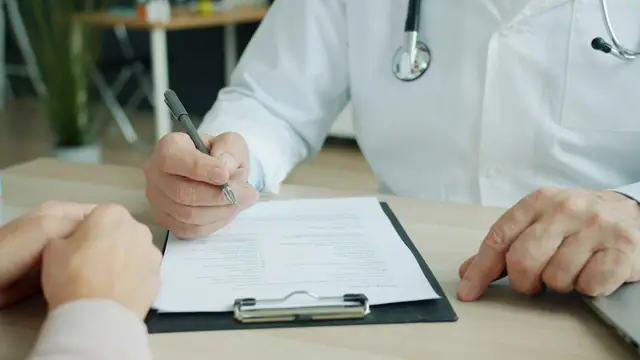 Profissional preenchendo guia de autorização do plano de saúde